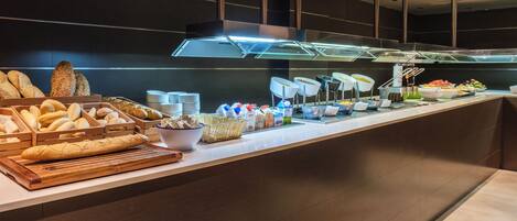 Een buffetopstelling met diverse gerechten en bakken.