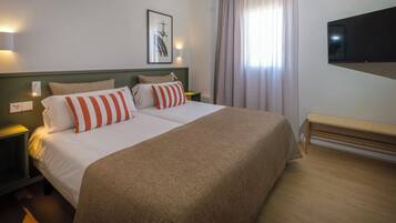 Suite, balkon | 1 slaapkamer, individueel gedecoreerd, een bureau, een laptopwerkplek