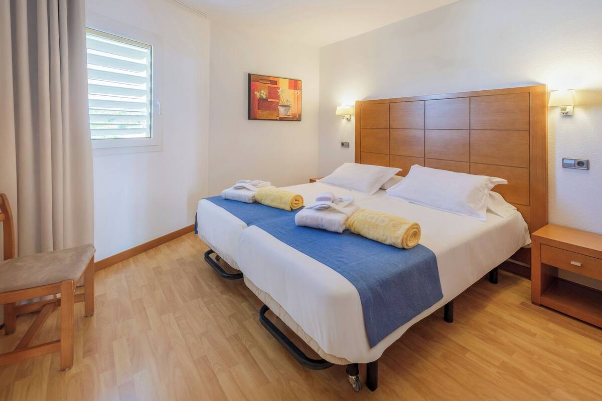 1 bedroom, individually decorated, desk, laptop workspace