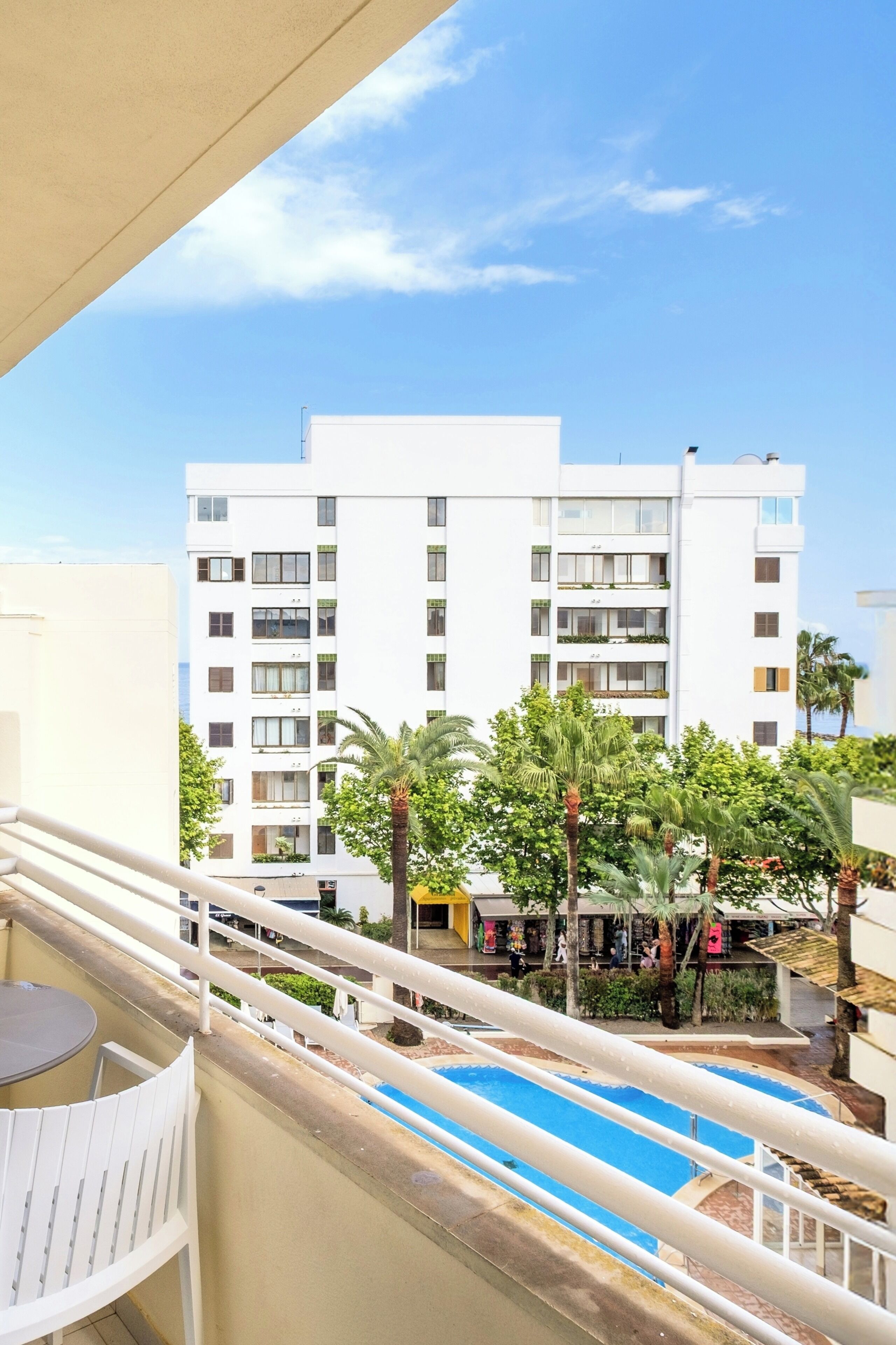 Appartement, uitzicht op zwembad | Uitzicht vanaf balkon
