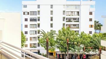 Appartement, uitzicht op zwembad | Uitzicht vanaf balkon