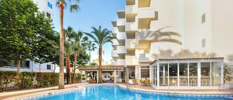 Piscina coberta, piscina a l'aire lliure, para-sols i gandules