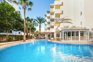 Una piscina cubierta, una piscina al aire libre, sombrillas, tumbonas