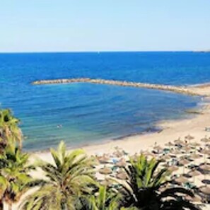 Plage, parasols, serviettes de plage