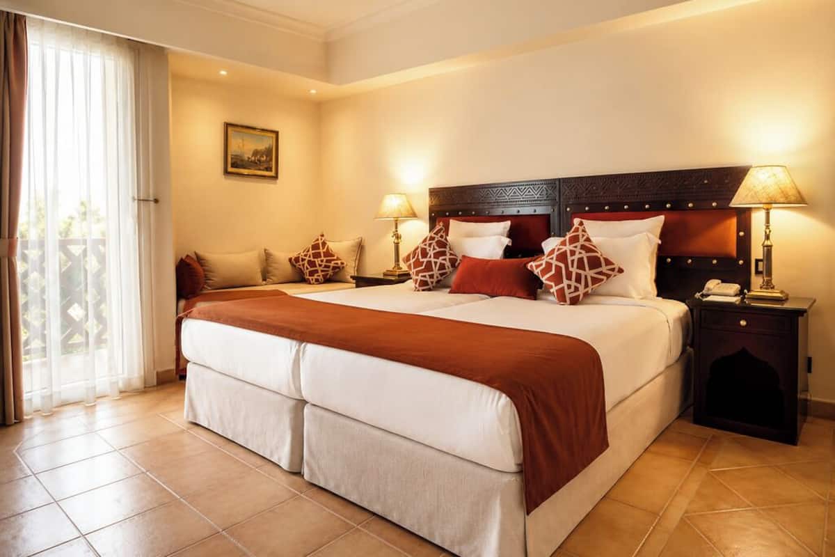 Ropa de cama de alta calidad, minibar, escritorio
