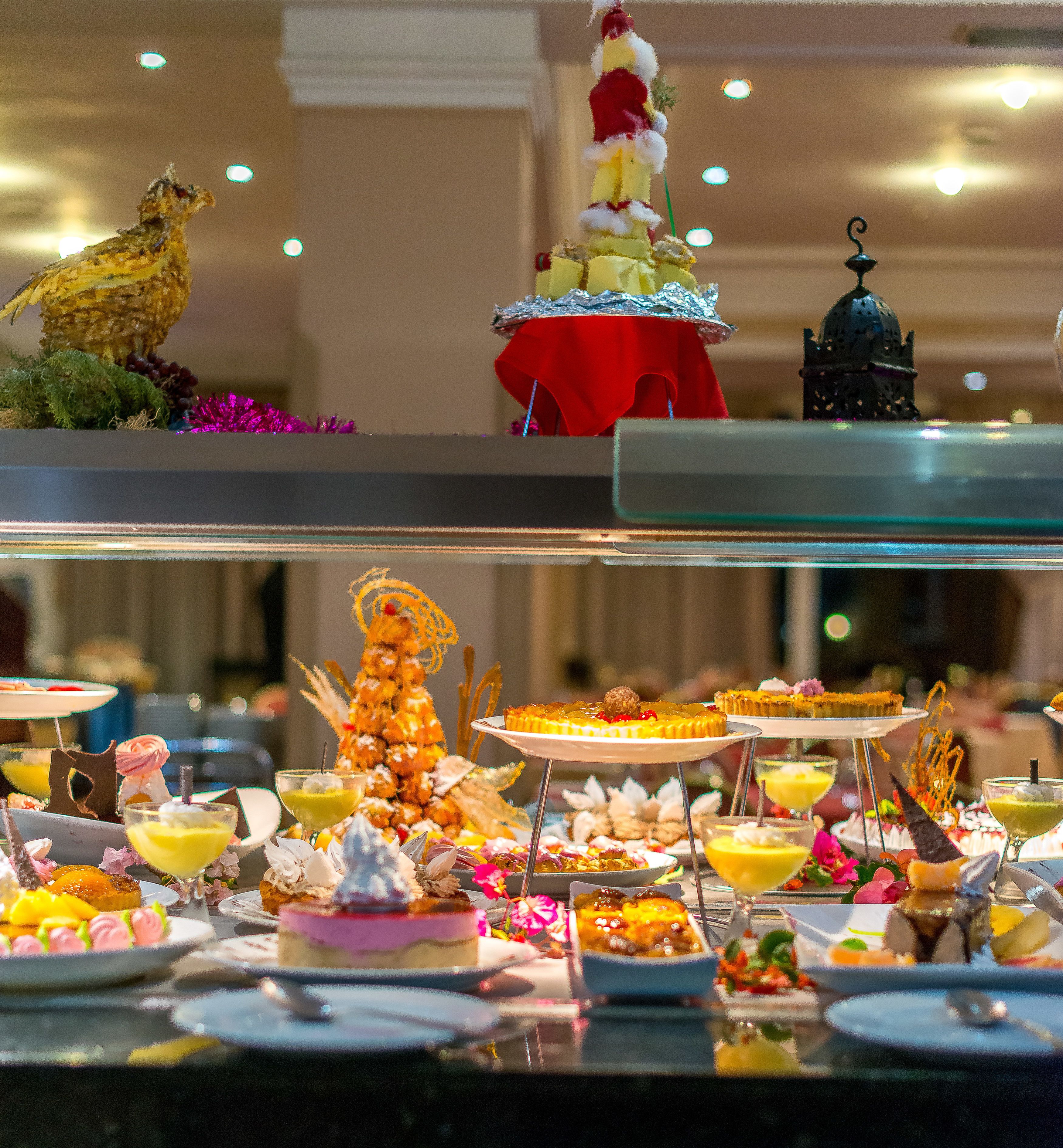 Een buffet met verschillende soorten eten en desserts.