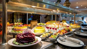 Un buffet proposant une variété de plats et de boissons.