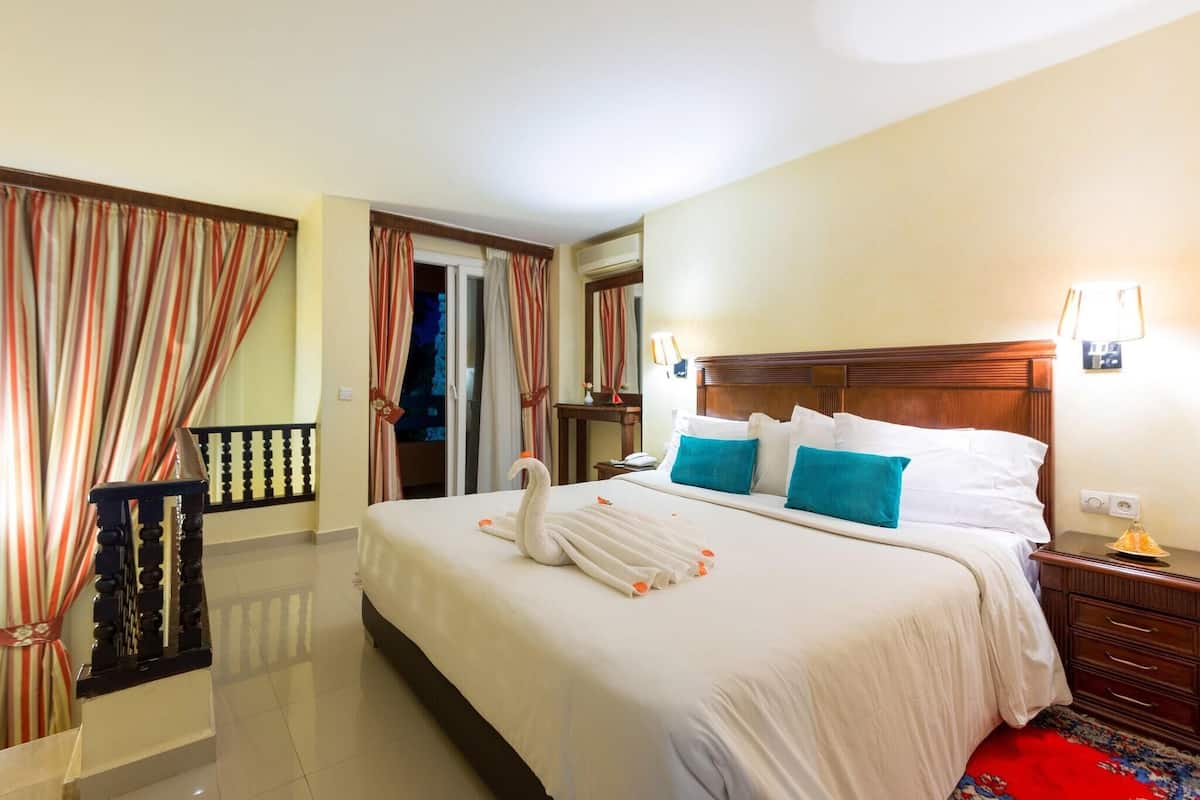 Premium bedding, minibar, desk, soundproofing