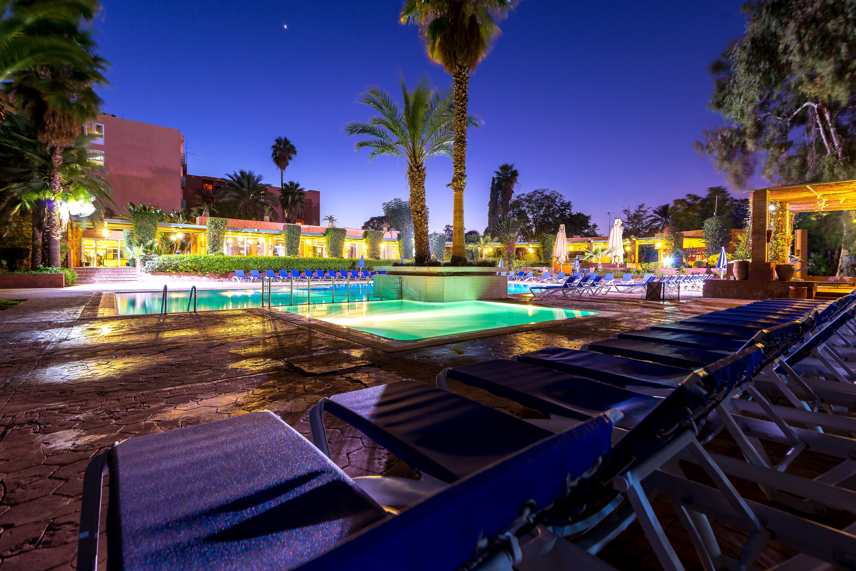 Piscine extérieure, parasols de plage, chaises longues