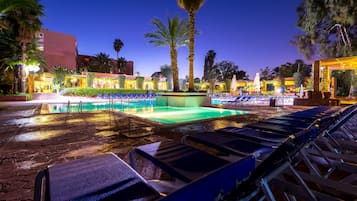 Piscine extérieure, parasols de plage, chaises longues