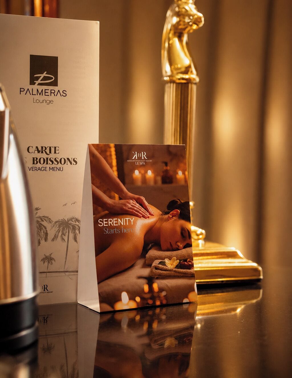 Une brochure pour le Palmeras Lounge, contenant une publicité pour un centre de soins.