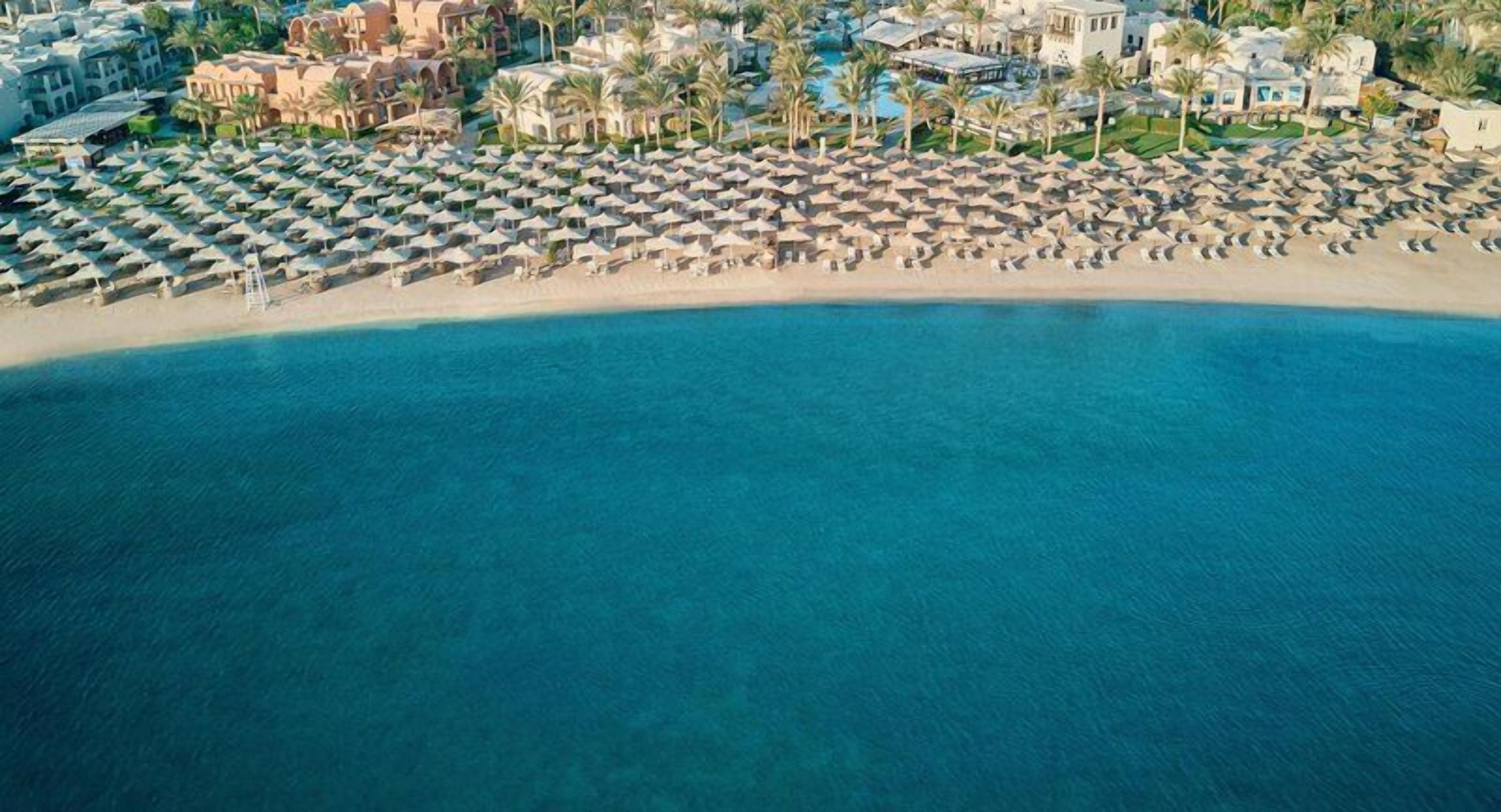 Playa privada, sillas reclinables de playa, sombrillas, toallas de playa