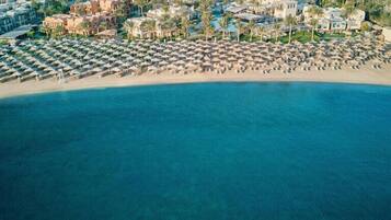 Playa privada, sillas reclinables de playa, sombrillas, toallas de playa