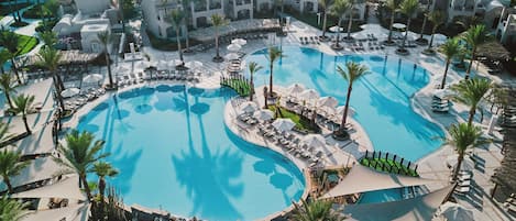 2 piscines extérieures, parasols, chaises longues