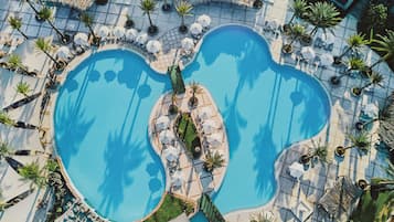 2 piscines extérieures, parasols de plage, chaises longues