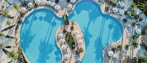 2 piscines extérieures, parasols de plage, chaises longues