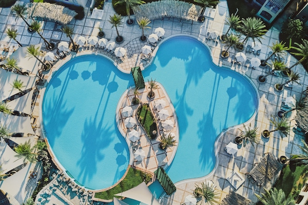 2 Außenpools, Sonnenschirme, Liegestühle