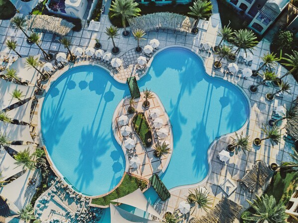 2 piscines extérieures, parasols de plage, chaises longues