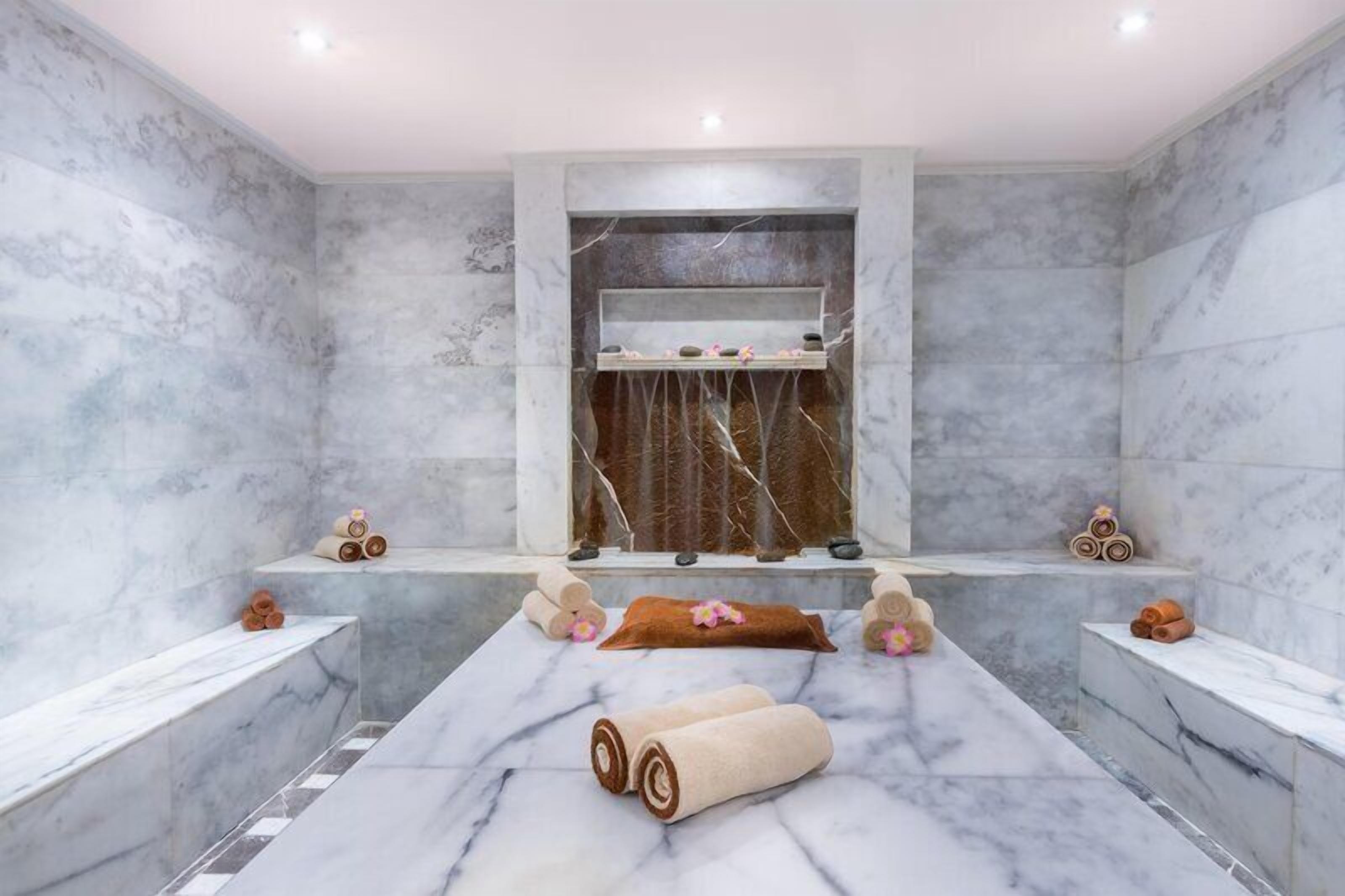 Salas de tratamiento para parejas, un sauna, una bañera de hidromasaje