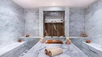 Salas de tratamiento para parejas, un sauna, una bañera de hidromasaje