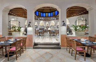 4 间餐厅，供应早餐、午餐和晚餐，国际美食