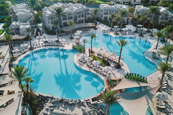 2 Außenpools, Sonnenschirme, Liegestühle