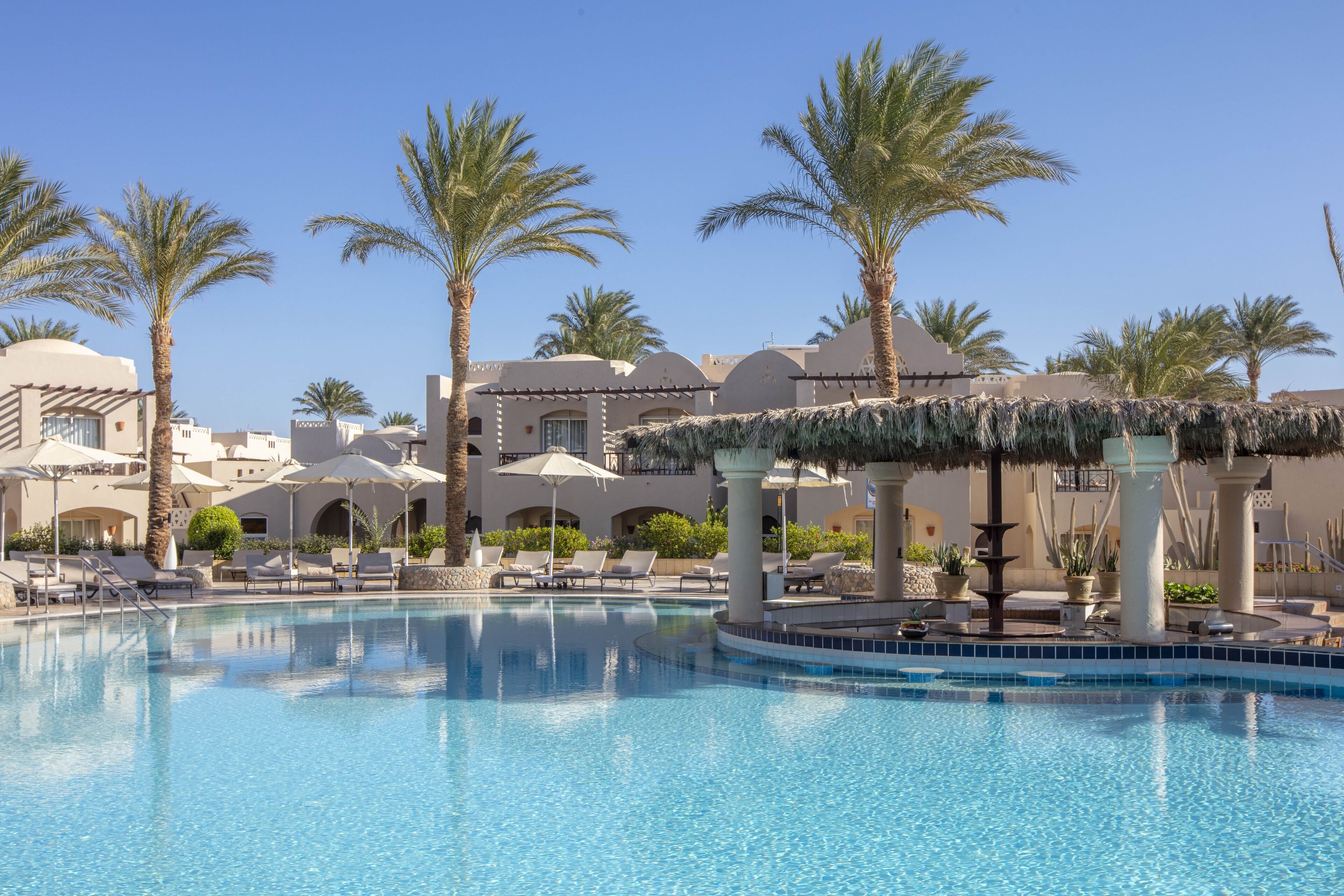 2 Außenpools, Sonnenschirme, Liegestühle