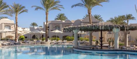 2 Außenpools, Sonnenschirme, Liegestühle