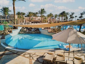 2 من حمّامات السباحة الخارجية، مظلات على حمّام السباحة، مقاعد للتشمس