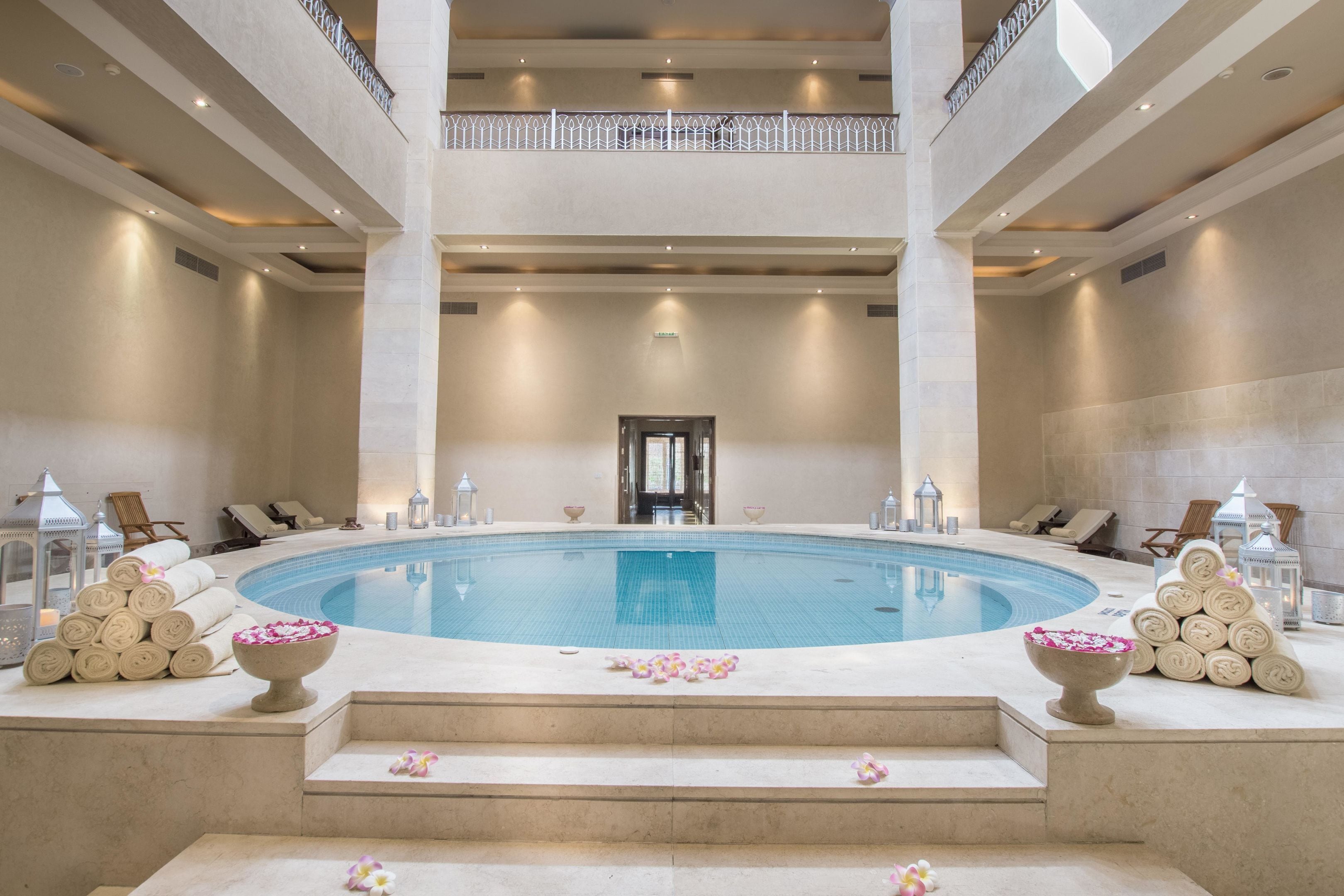 2 piscinas al aire libre, sombrillas, sillones reclinables de piscina