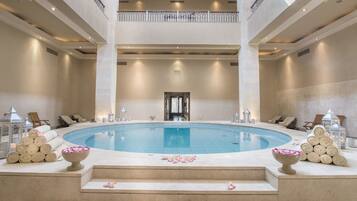 2 piscinas al aire libre, sombrillas, sillones reclinables de piscina