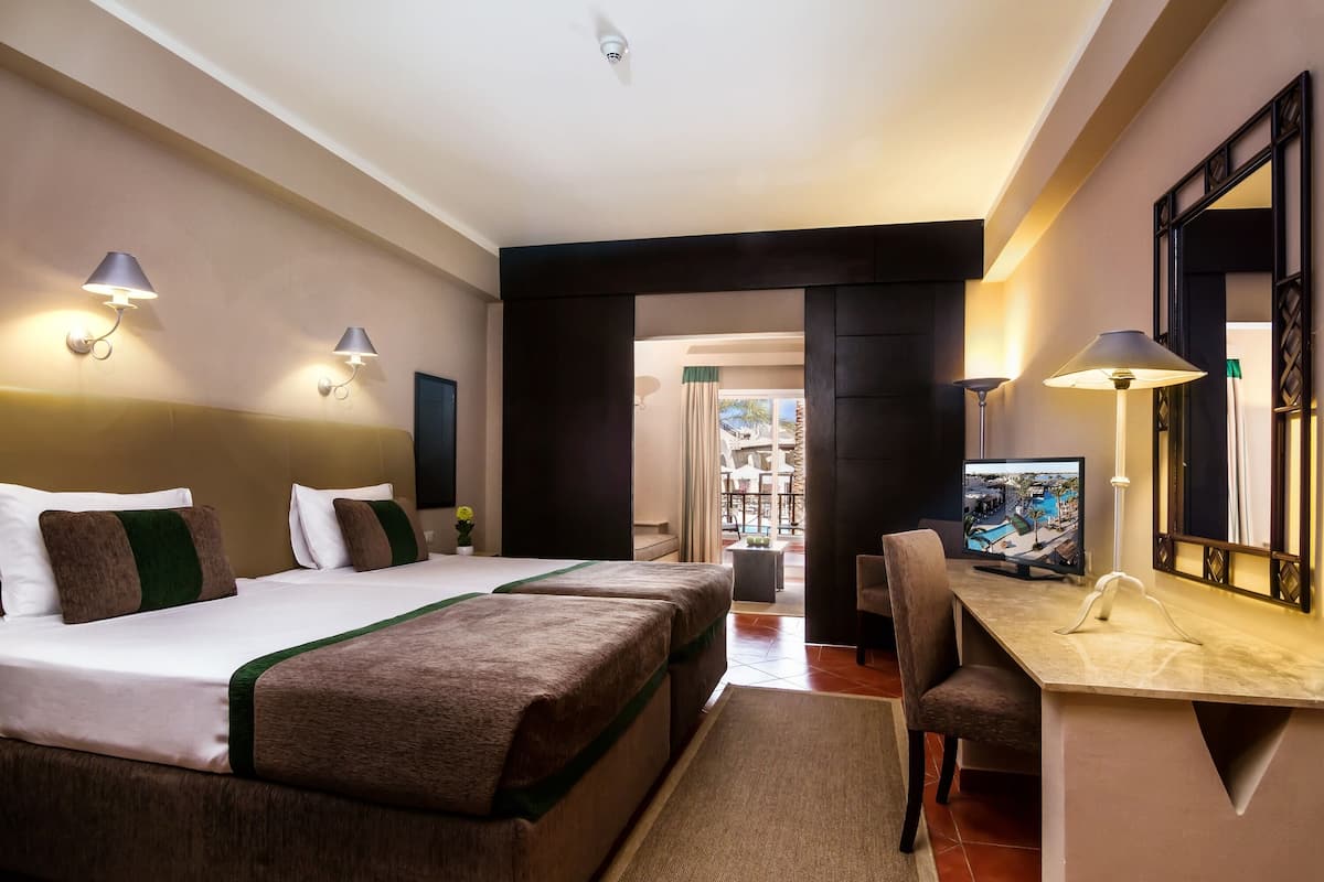 Minibar, in-room safe, desk, iron/ironing board