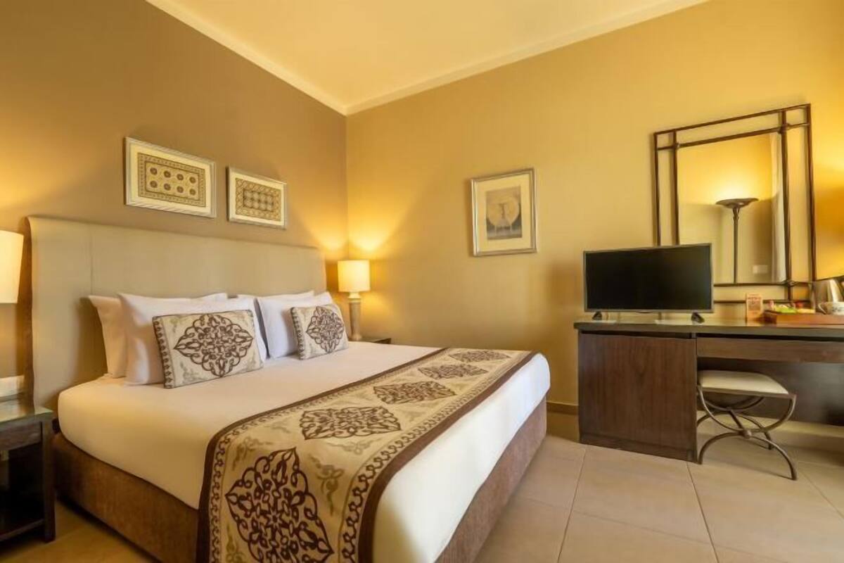 In-room safe, bed sheets