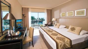 Chambre Supérieure, vue jardin (or Pool View, Queen or Twin Beds) | Coffres-forts dans les chambres, draps fournis