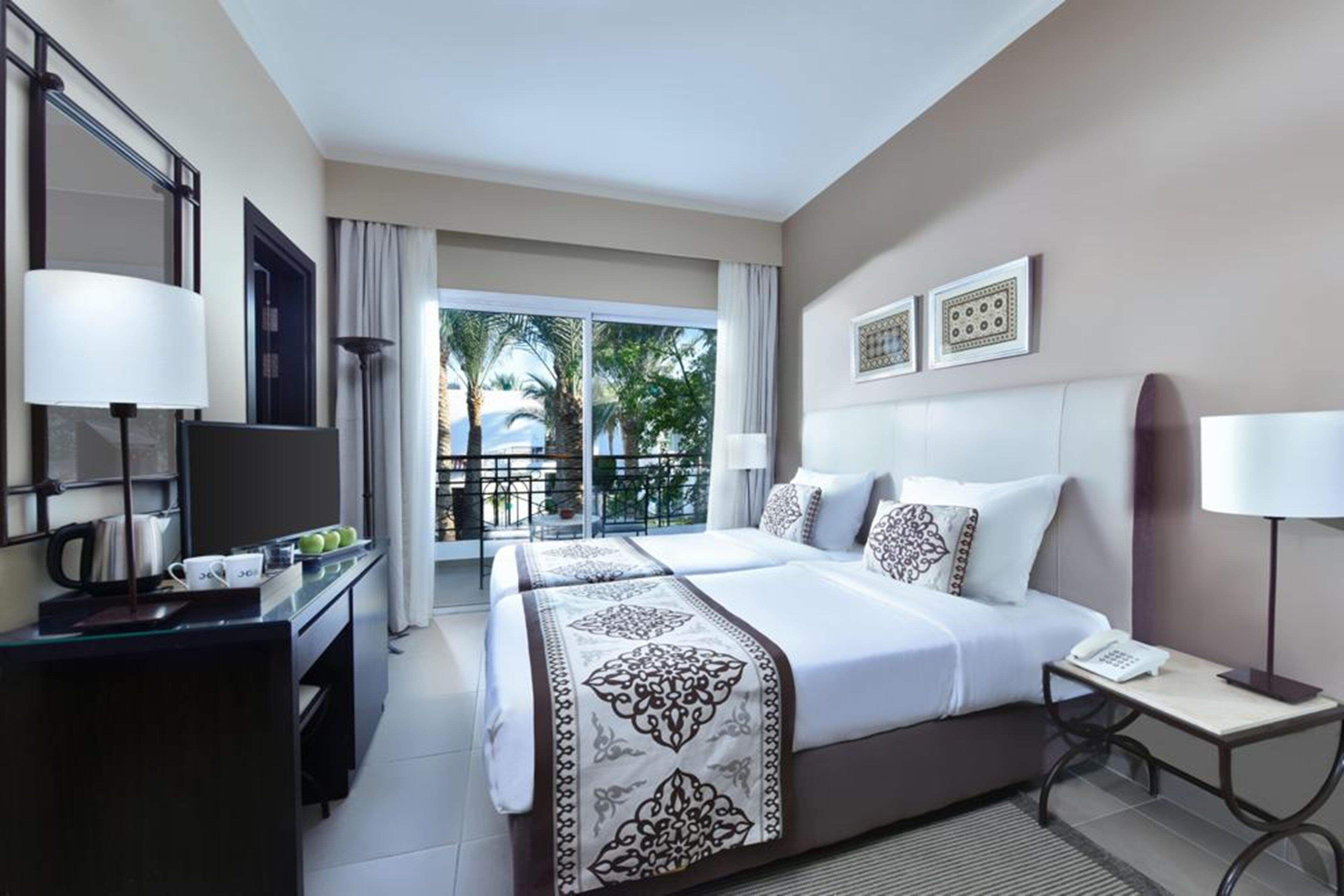 Standard Room, Garden View (Queen or Twin Beds) | Peti besi dalam bilik, cadar katil 