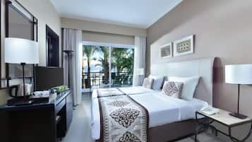 Standard Room, Garden View (Queen or Twin Beds) | Peti besi dalam bilik, cadar katil