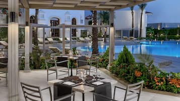 2 restaurantes; se sirve desayuno, almuerzo y cena; cocina italiana