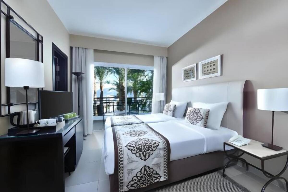 In-room safe, bed sheets