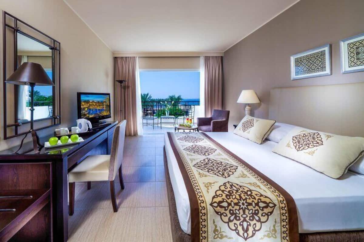 Superior Room, Sea View (Queen or Twin Beds)
