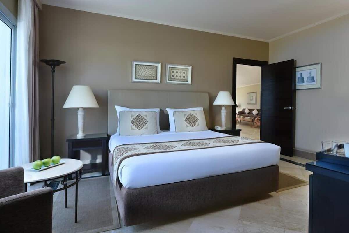 Junior Suite, 1 Queen Bed, Sea View | In-room safe, bed sheets