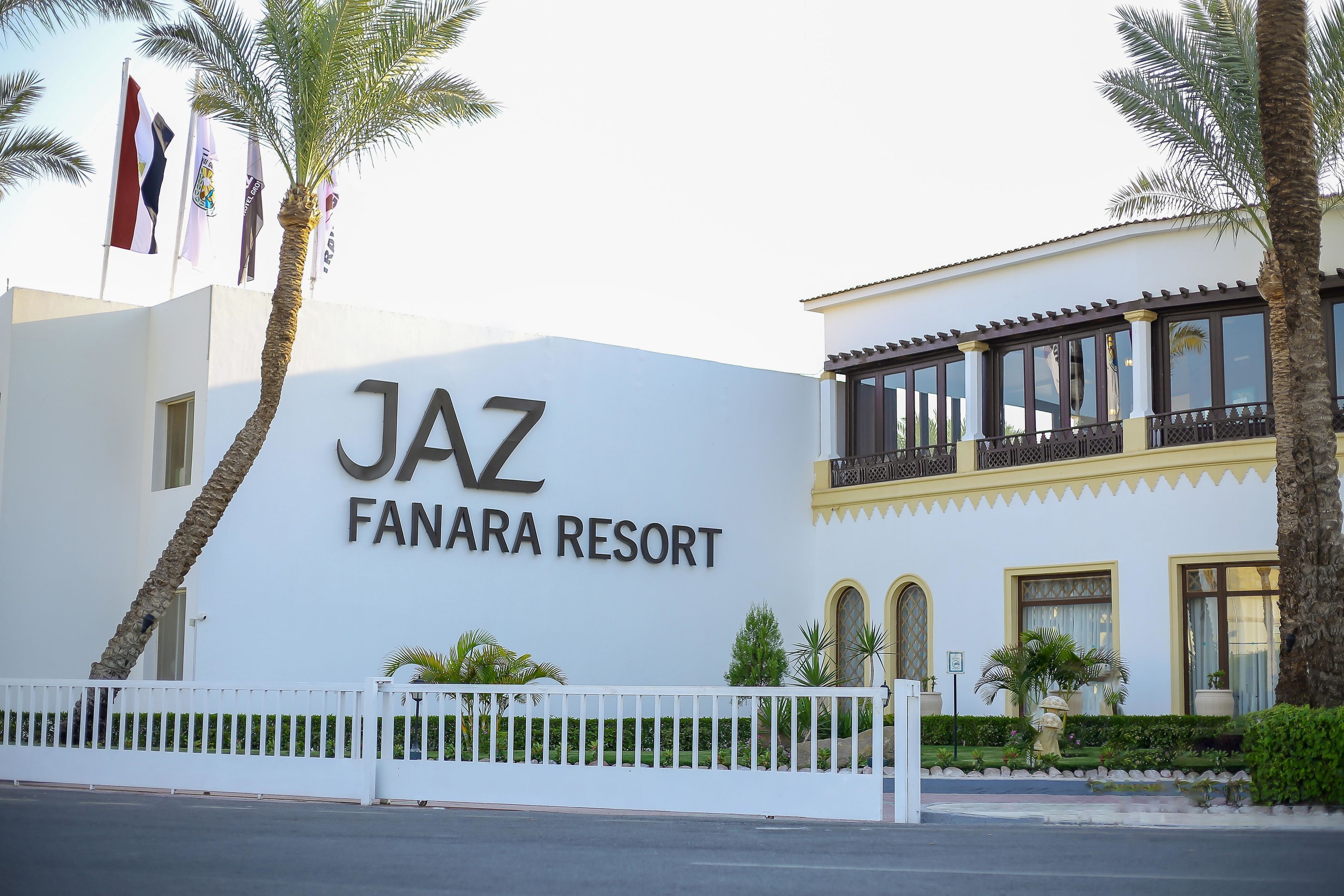En byggnad med en skylt där det står ”JAZ FANARA RESORT”.