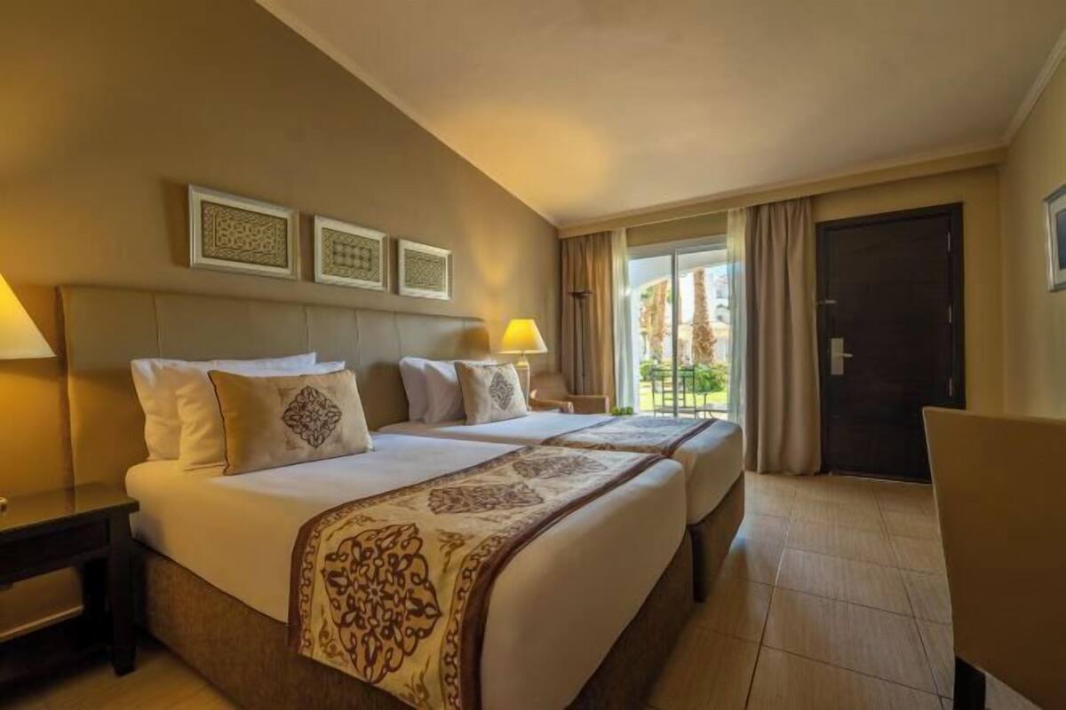 In-room safe, bed sheets