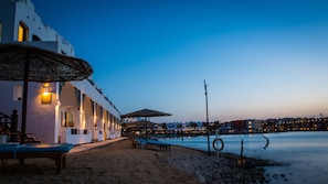 Playa privada, sombrillas, toallas de playa, buceo