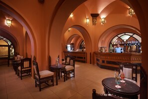 7 bares, 2 bares en la playa, bar en la piscina, bar junto a la piscina
