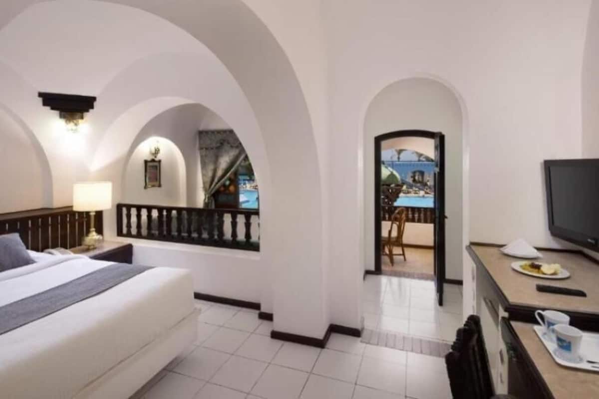 Minibar, in-room safe, bed sheets