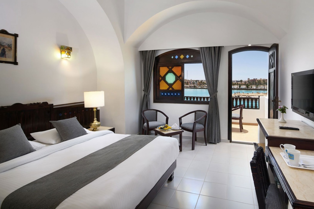 Minibar, in-room safe, bed sheets