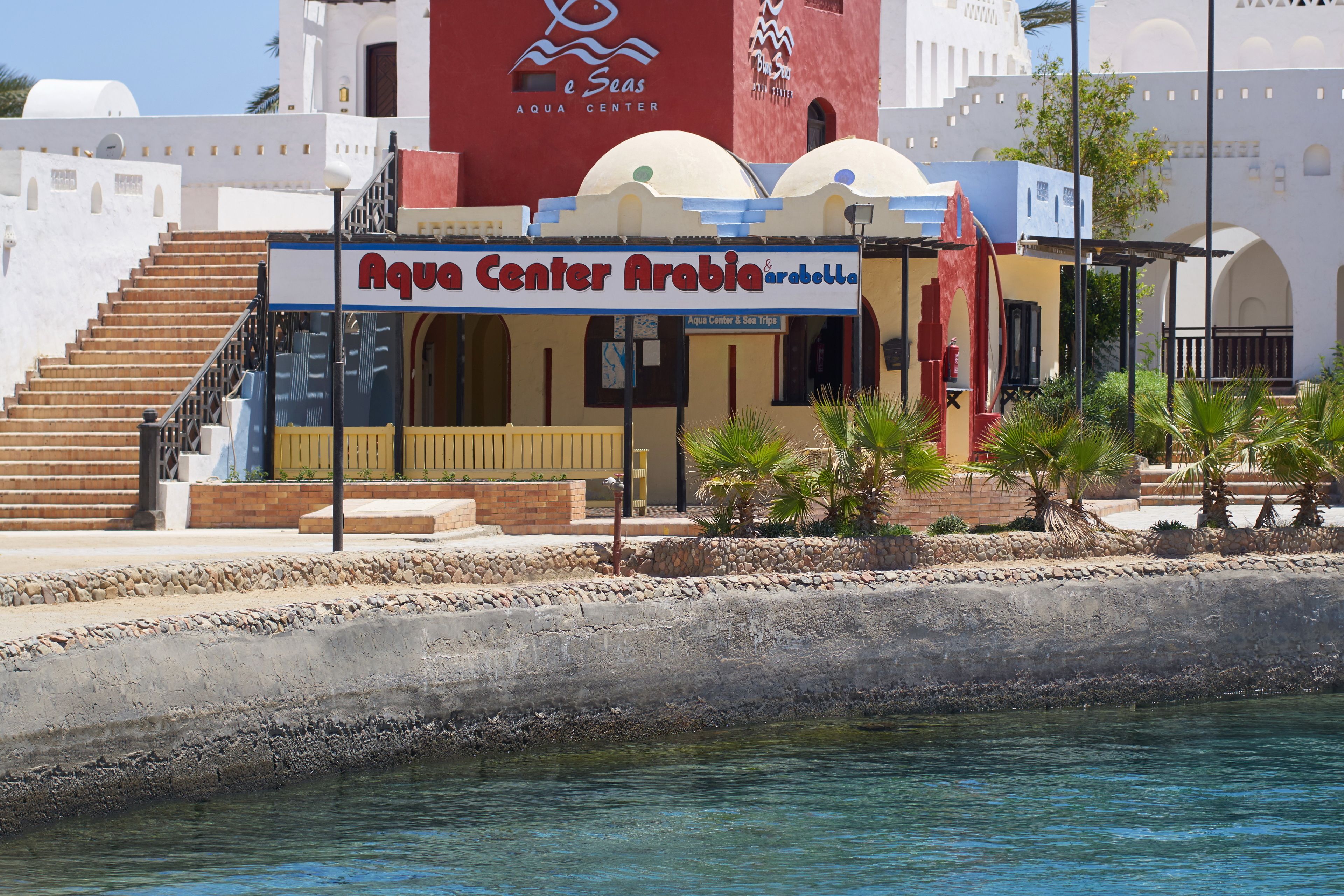 Um edifício com uma placa que diz "Aqua Center Arabia & Barbossa".