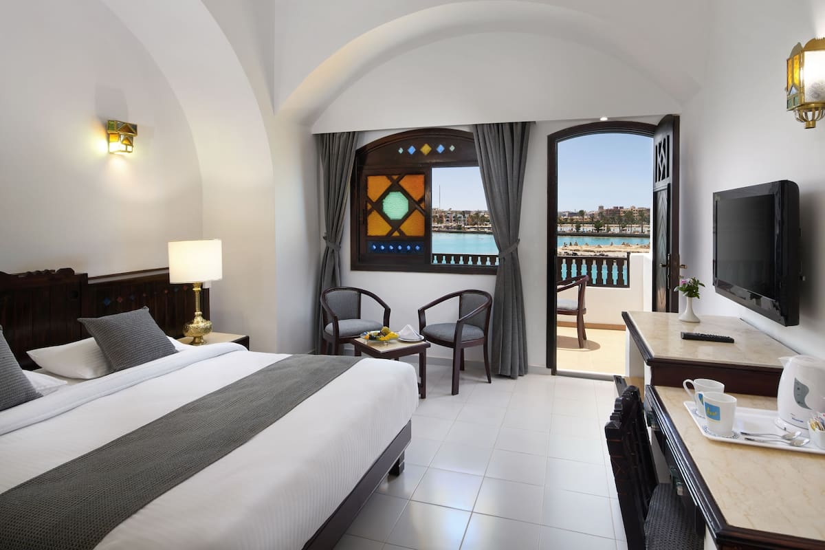 Minibar, in-room safe, bed sheets