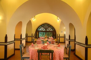 2 Restaurants, Frühstück, Mittagessen, Abendessen, internationale Küche