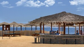 7 μπαρ/lounge, 2 beach bar, μπαρ μέσα στην πισίνα